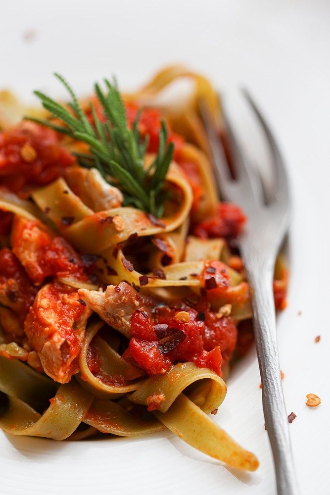 Tagliatelle sa špinatom u gustom umaku od piletine Tagliatelle sa špinatom u gustom umaku od piletine