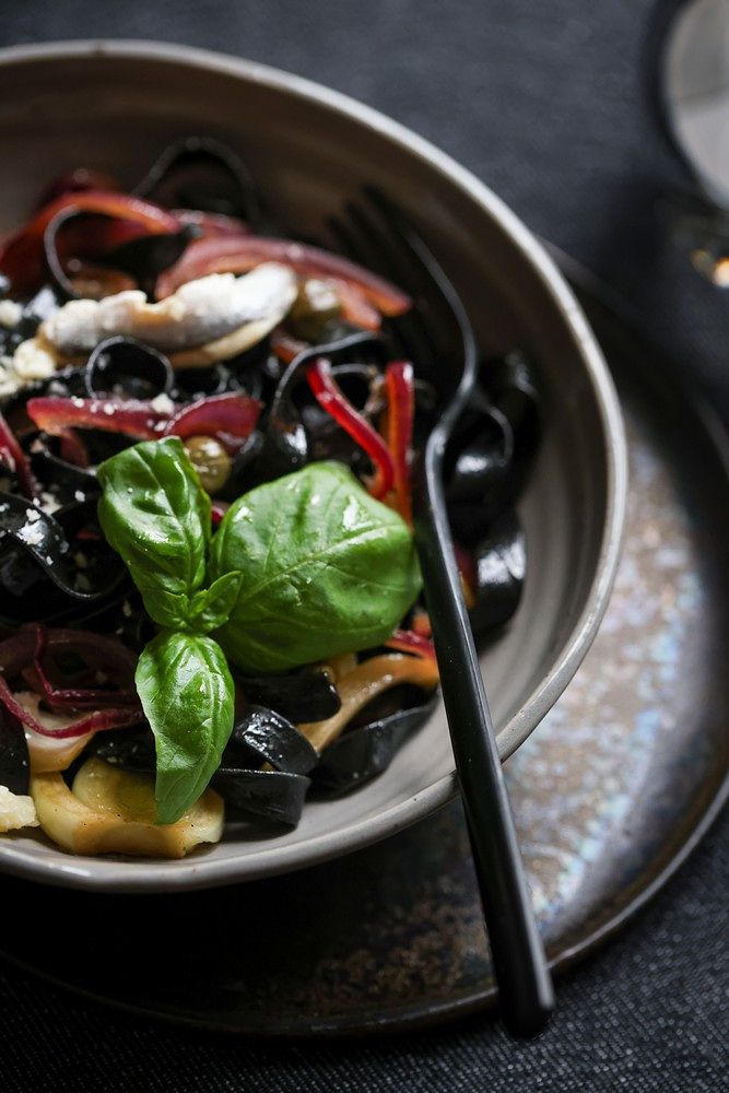 Tagliatelle s crnilom sipe s inćunima, komoračem