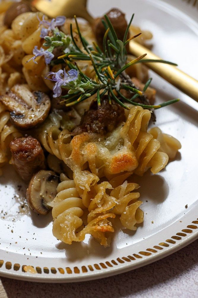 Zapečeni fusilli s domaćom kobasicom i gljivama Zapečeni fusilli s domaćom kobasicom i gljivama